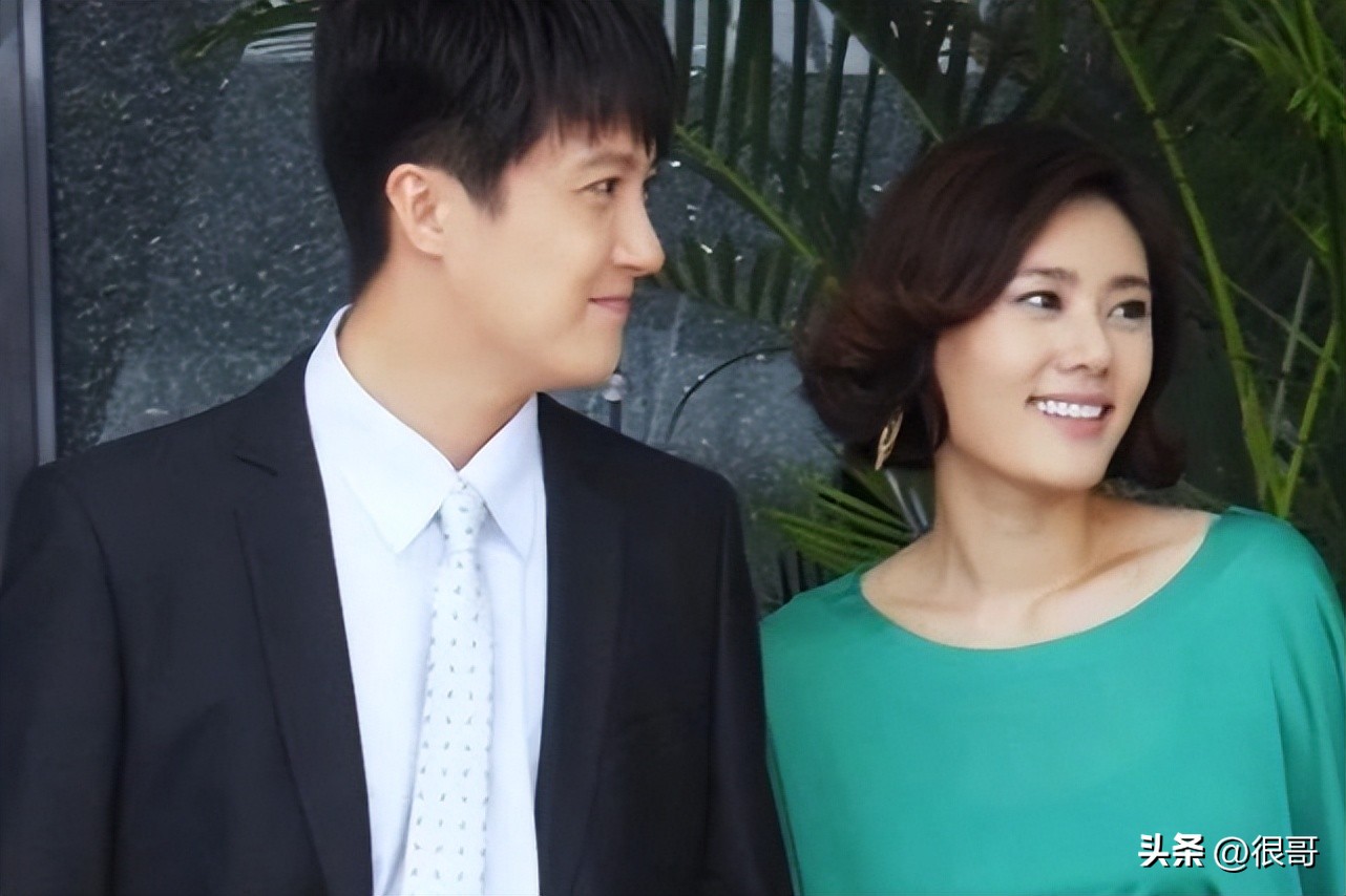 胡同赵露思侯明昊合照,胡同赵露思侯明昊路透