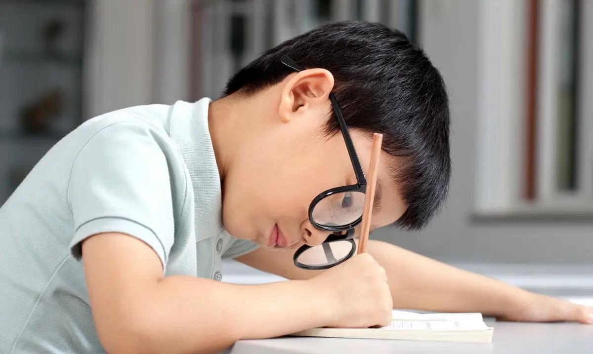 小孩子不写字父亲给他一个砖头,四岁女儿不愿意写字