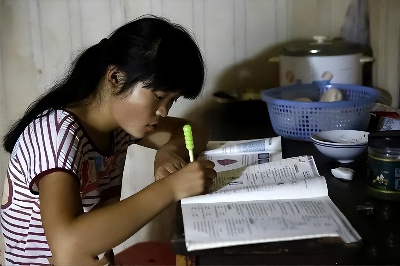 15年安徽女孩街头扮牛,女孩街头扮牛背后的故事