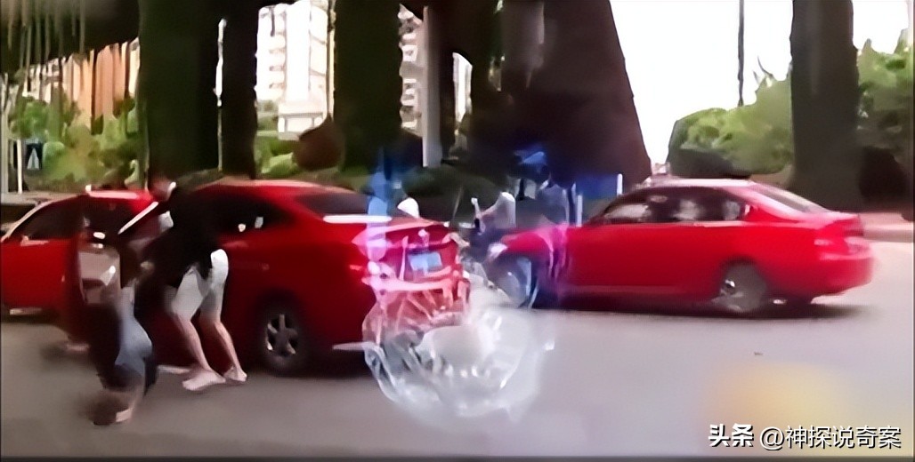 男人当众虐待女人，对着她的头部踢踹，网友却说女人活该