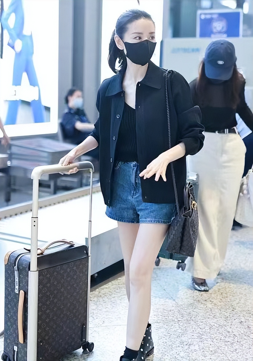 最新机场照董洁瘦到让人羡慕,董洁发福大腿粗