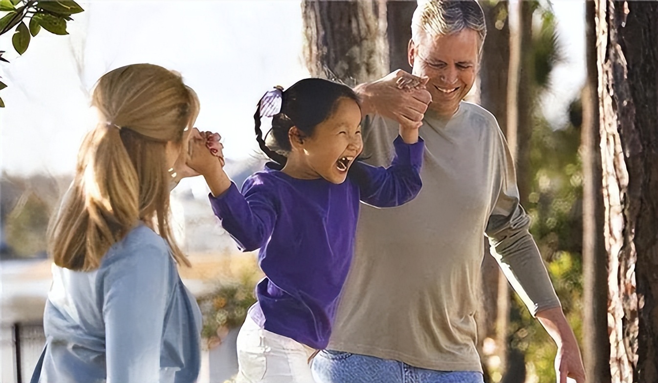 美国18年收养8万中国儿童，几乎全是女孩，背后有何缘由？