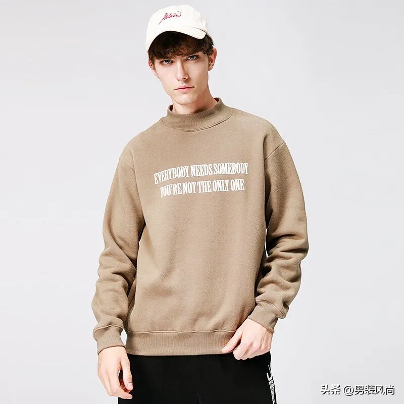 男士白色圆领卫衣怎样穿搭,圆领卫衣里面穿什么打底男士