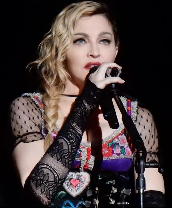 麦当娜戴粉色墨镜亮相,麦当娜穿粉色裙