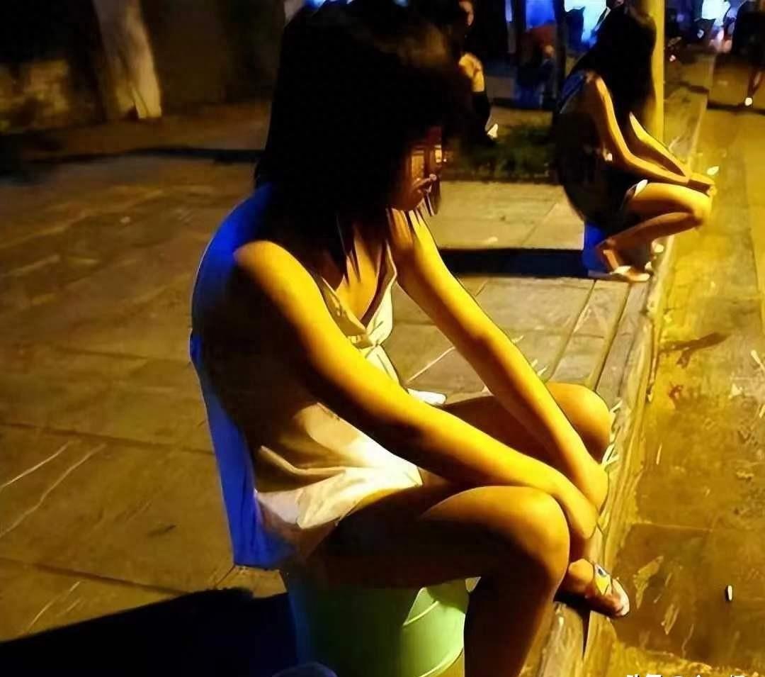 嫖客老汉豁出去了!把卖淫女当儿媳,大胆逆袭惊人一幕