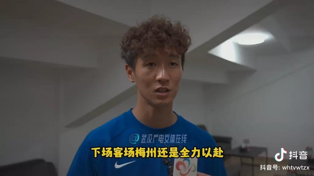 韦世豪展示三镇队徽,韦世豪采访说大家都在进步