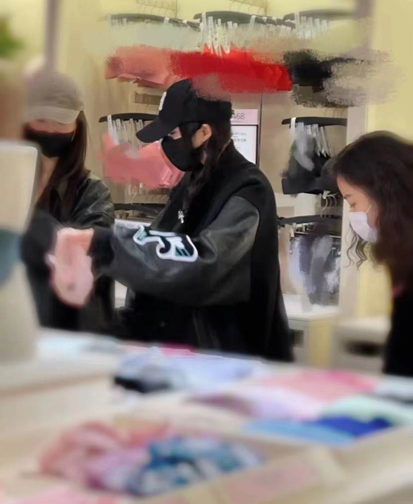 明星也爱薅羊毛！杨幂逛打折内衣店狂下单，特意挑红色过本命年