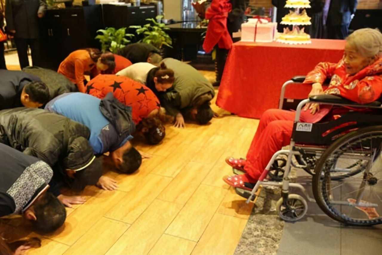 不堪入目，杭州女大学生地铁“奴性”事件遭疯传，网友：震碎三观