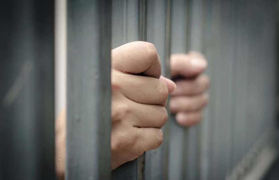 现实中如何当监狱长,监狱长变为囚犯