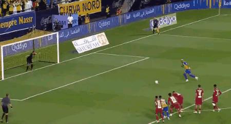 C罗世界波破门+主动让点，利雅得胜利2：1逆转取胜，榜首却不保！