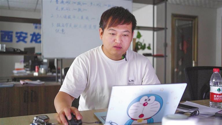 两个大学生创业成功访谈,大学生与已成功创业人士的访谈