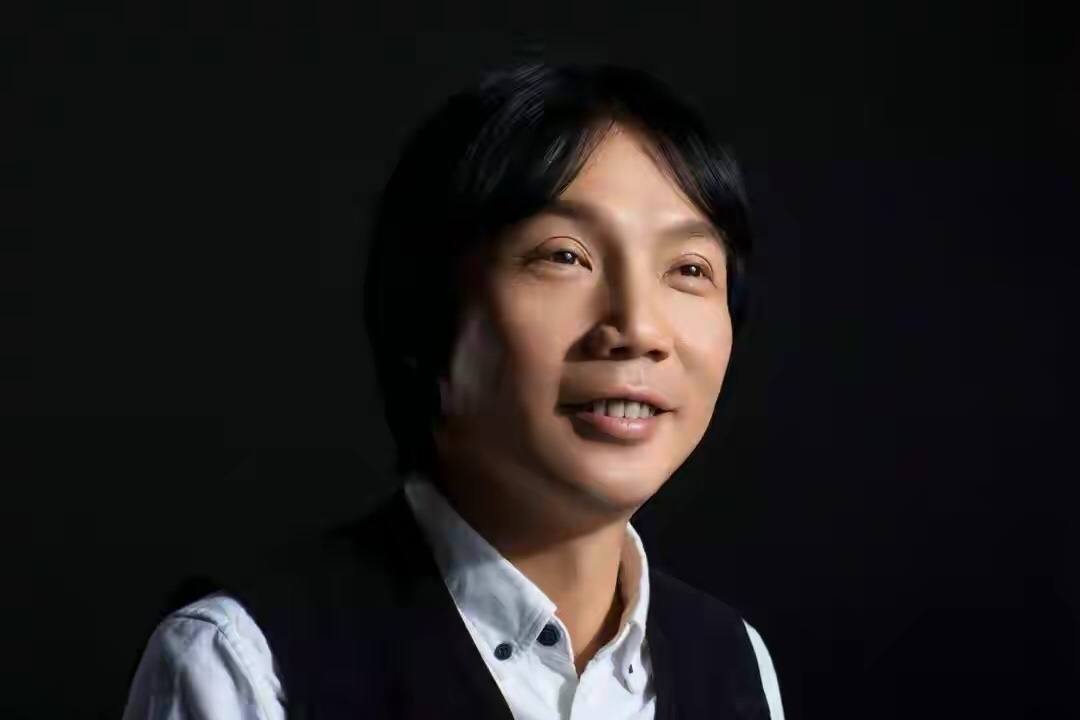 54岁四川男人，开蛋糕店身家20亿，离婚后玩摄影去过53次非洲