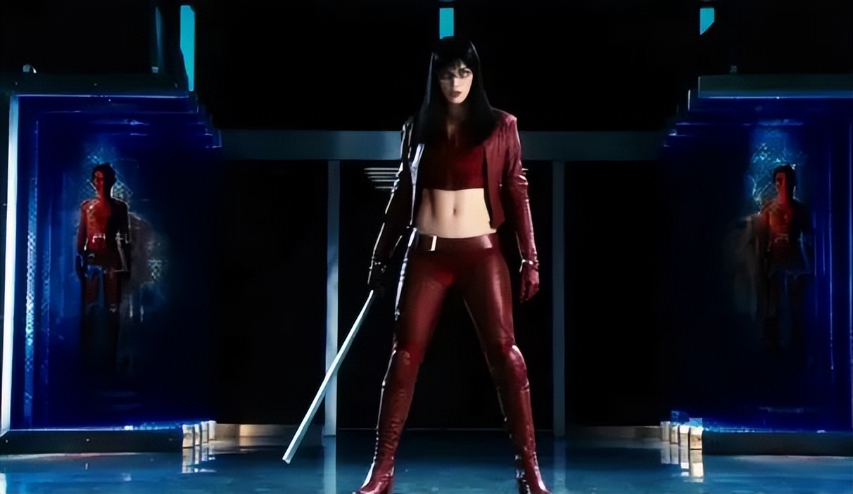 紧身制服别硬穿,曲线差异很明显,有的飒爽,有的是来搞笑的吧