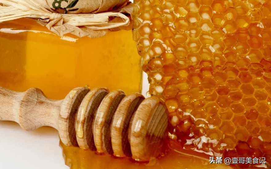 买蜂蜜时，如何辨别真假，30年养蜂教你一招，1个打火机就搞定！