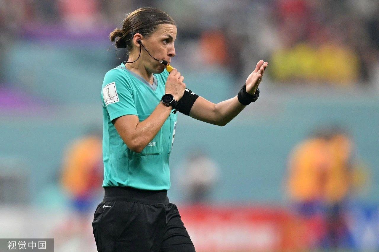 女裁判,女裁判爬上球台