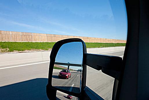 雾天反光镜模糊怎么办,反光镜模糊擦不掉怎么回事