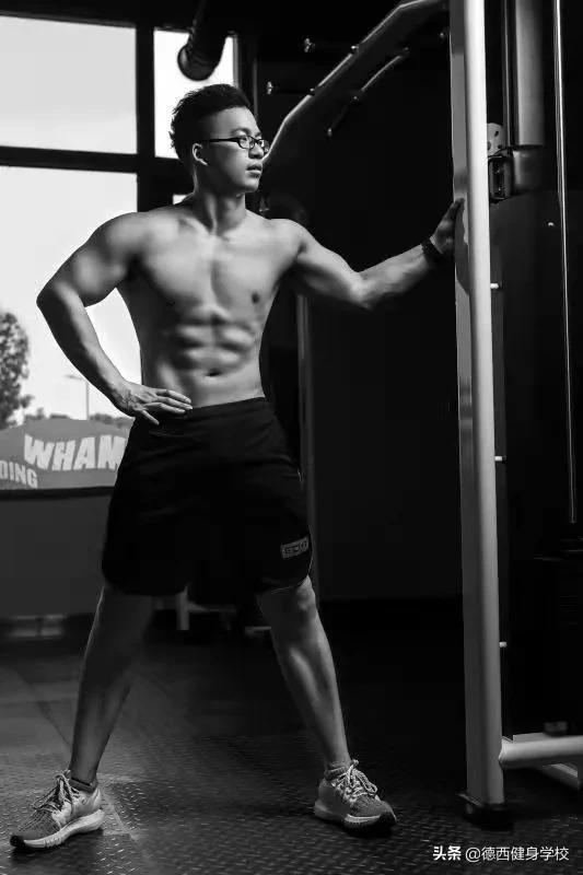 健身5年，他从“骨瘦如柴”到肌肉型男，身材事业双丰收