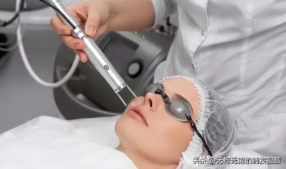 屁股上有白色条纹,屁股上都是白色条纹