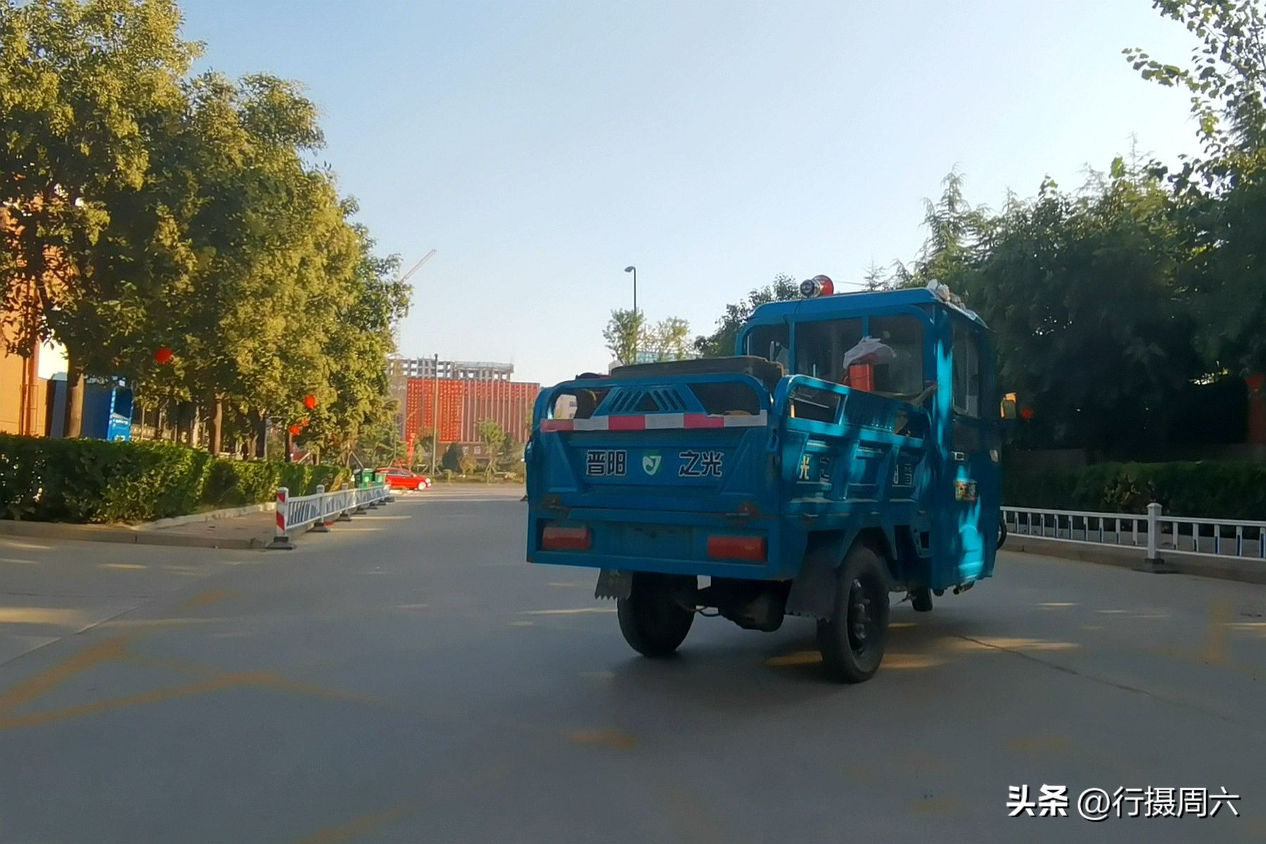 68岁老人街头磨菜刀,78岁磨刀老人的真实生活