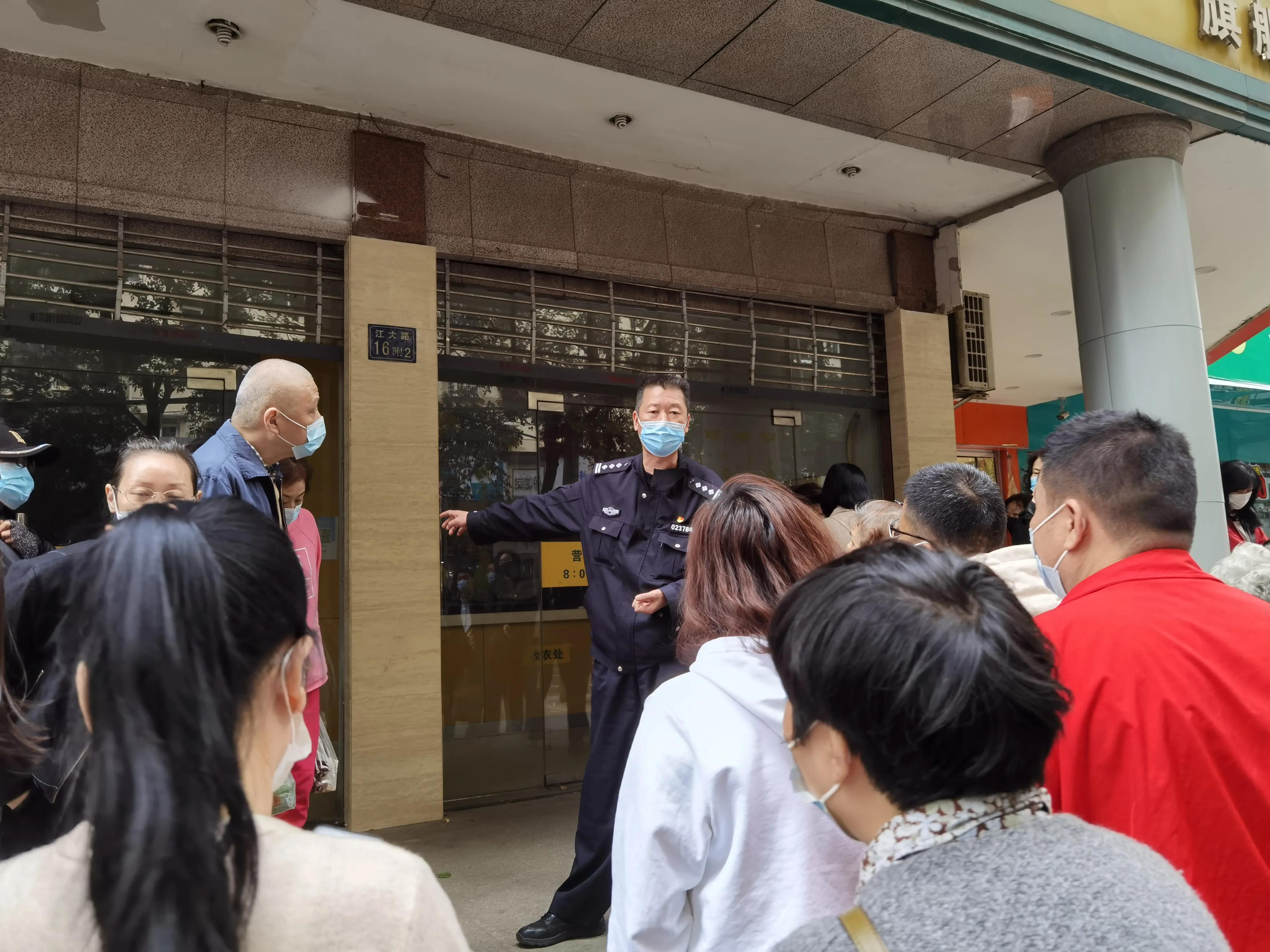 疫情期间,这个洗衣店的老板跑路了