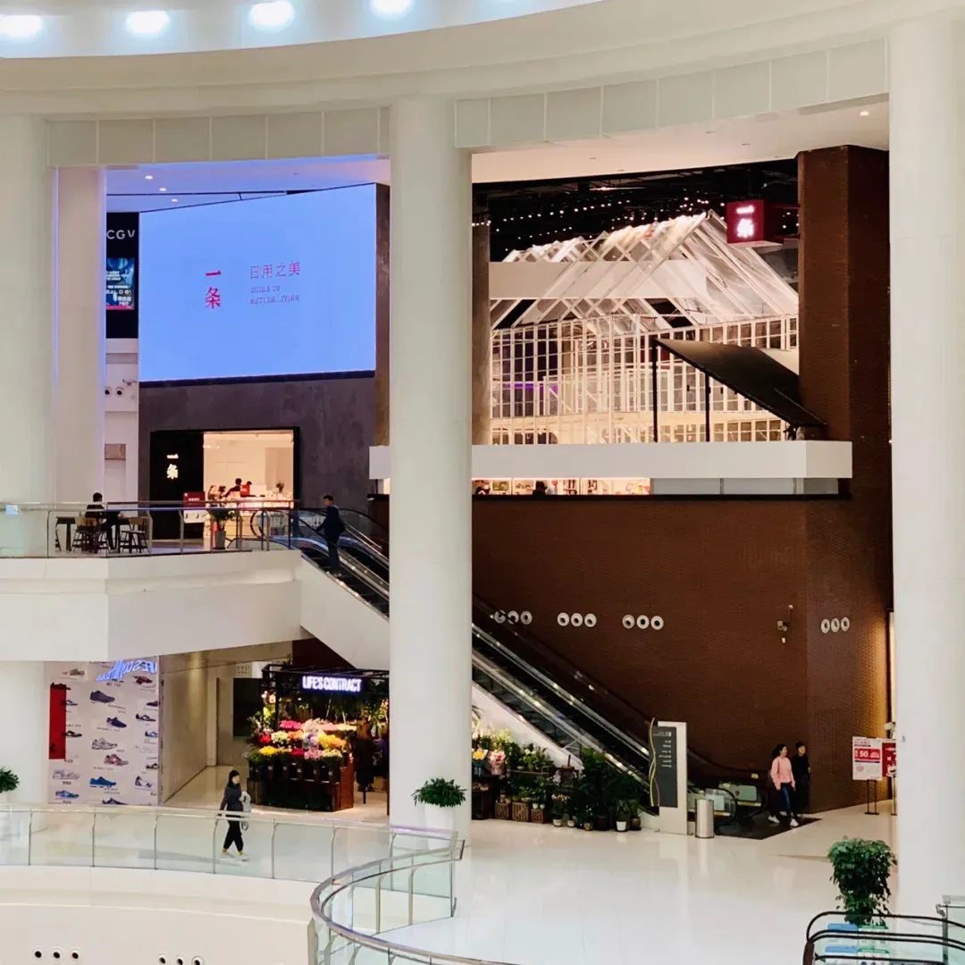 购物中心电梯两边手扶梯陈列 (购物中心顶楼业态规划)