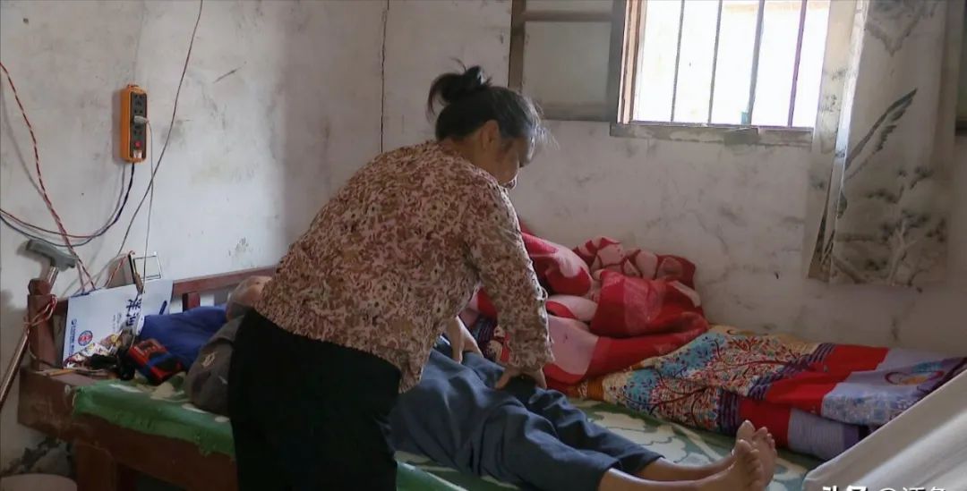 女子和丈夫照顾瘫痪前夫14年,女子带瘫痪丈夫嫁给29岁小伙