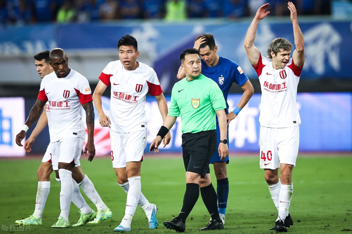 足协对裁判恶意判罚,足协罚单被罚停赛球员怒怼网友