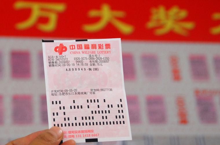 彩票店摆摊卖刮刮乐彩票,卖刮刮乐彩票的人