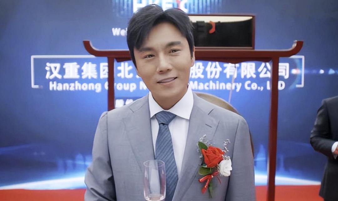 赵丽颖雷佳音白玉兰霸气片段,赵丽颖插兜名场面