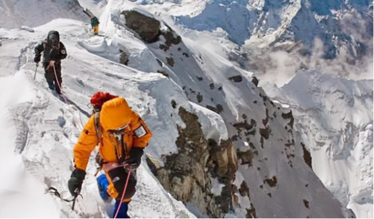 一对夫妻勇登珠穆拉玛峰，妻子缺氧倒在归程，她哀求道：别离开我