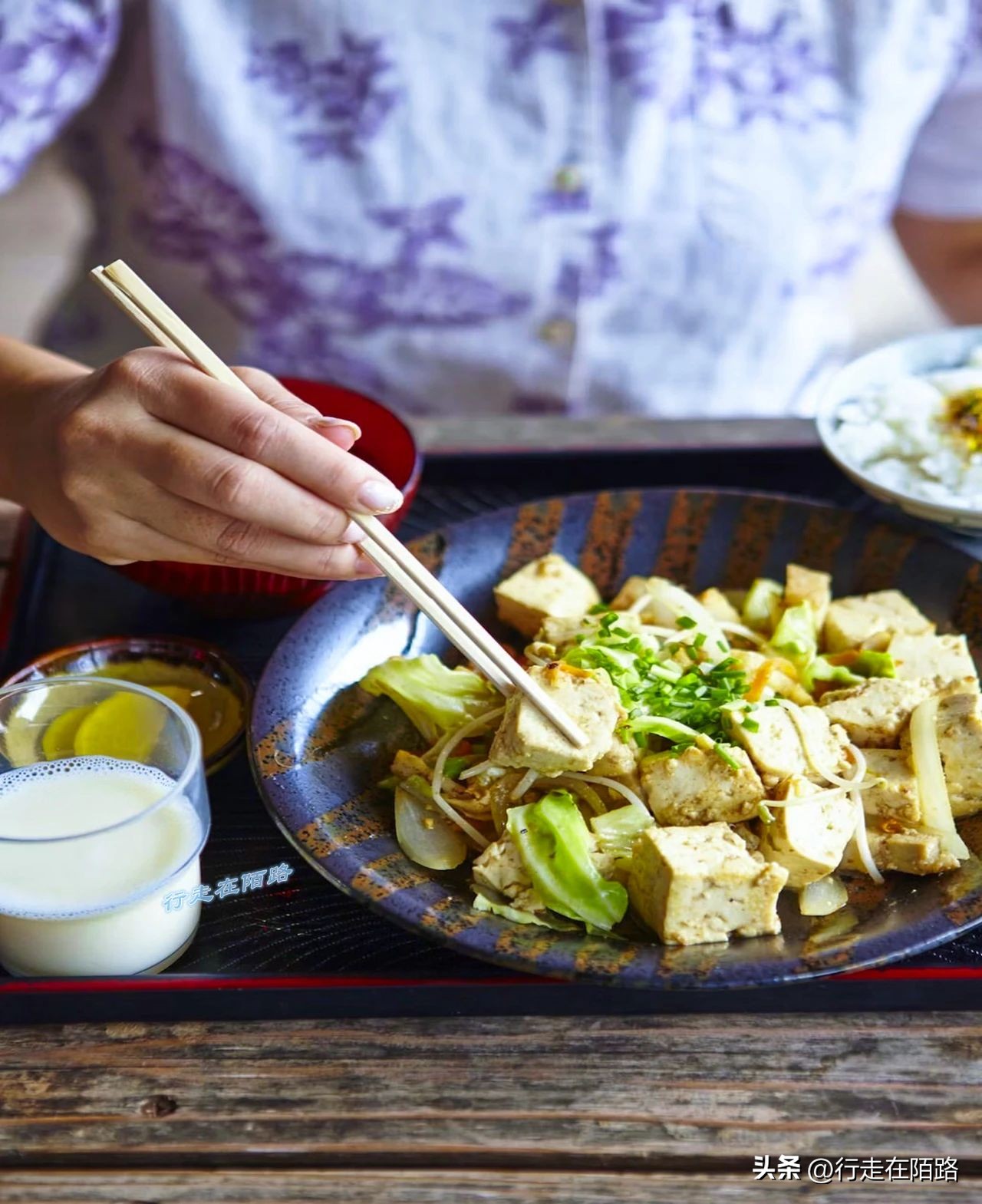 琉球竹富岛：红瓦屋顶石狮镇宅，小葱豆腐长命百岁