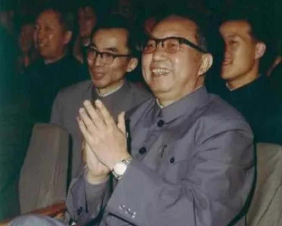 2008年*国锋华**去世，葬礼上一男子高举横幅，用16字诠释了他的一生