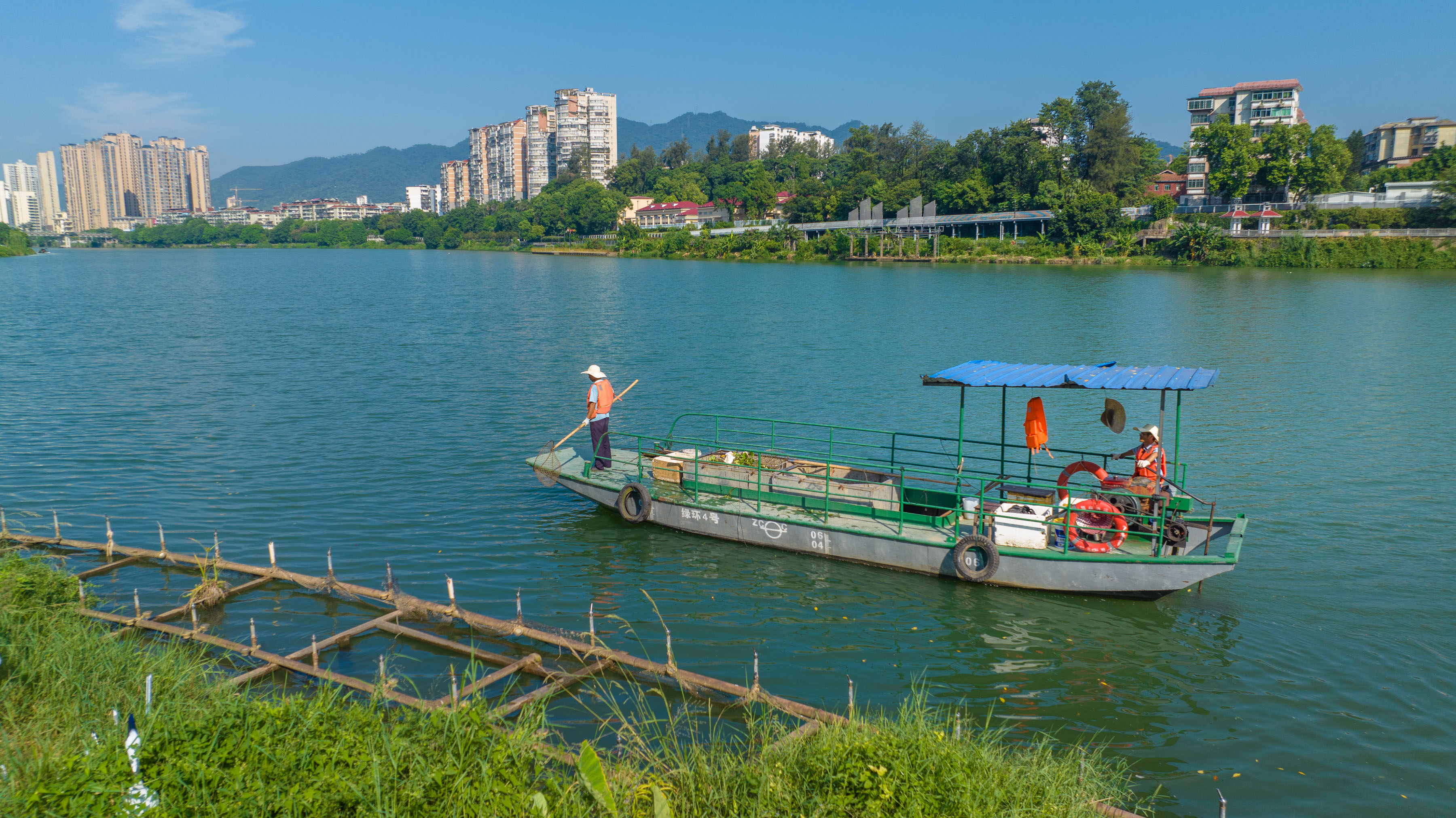 三元：烈日下的沙溪河“清道夫”汗水浸透衣衫，守护“一汪碧水”