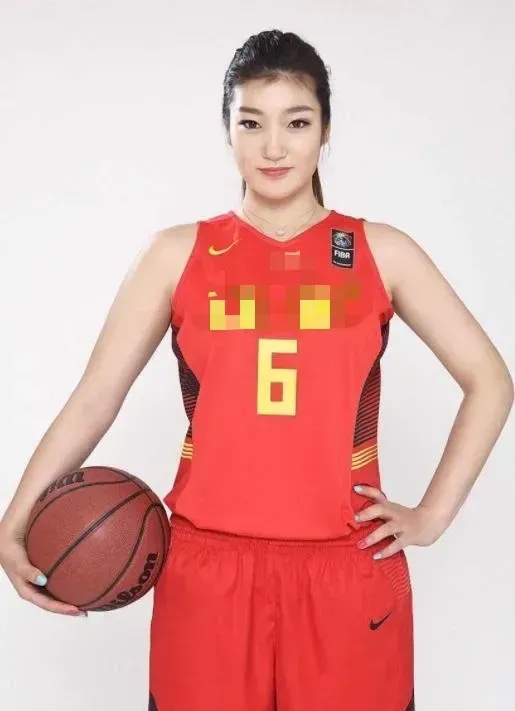 李梦出轨的“瓜”盖过了金敬道等球员被带走的“瓜”！瞬间上热搜