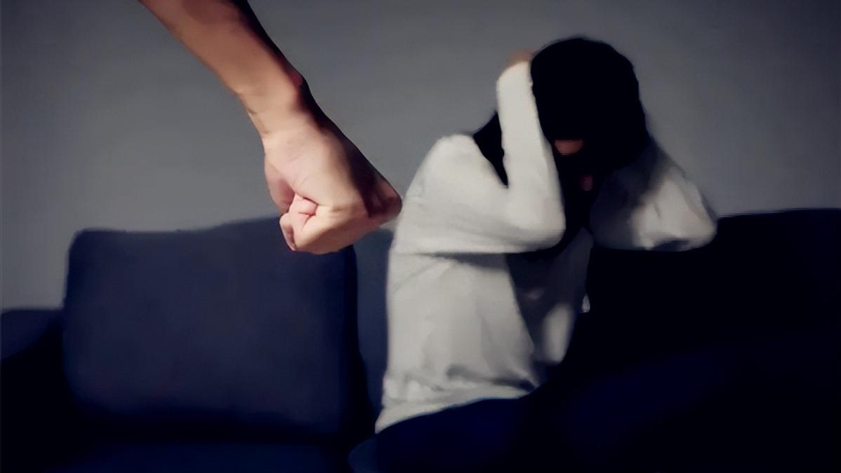 丈夫暴虐成性,丈夫家暴妻子给他做饭下毒药后续