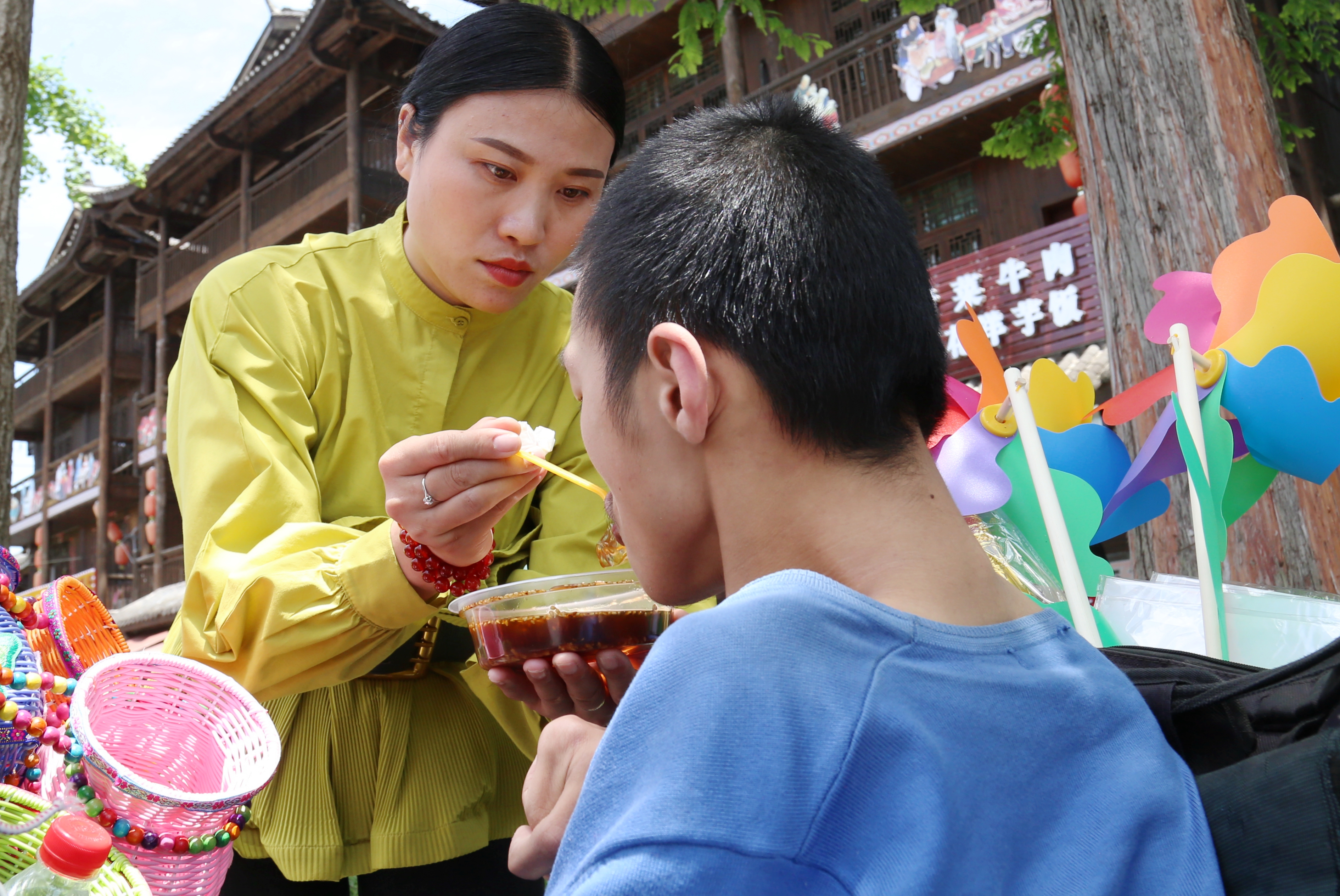 网络搭平台轮椅当店铺这个小伙子在全国各地有买家
