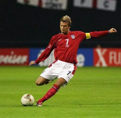 贝克汉姆中场吊射绝杀希腊,贝克汉姆的成名绝技