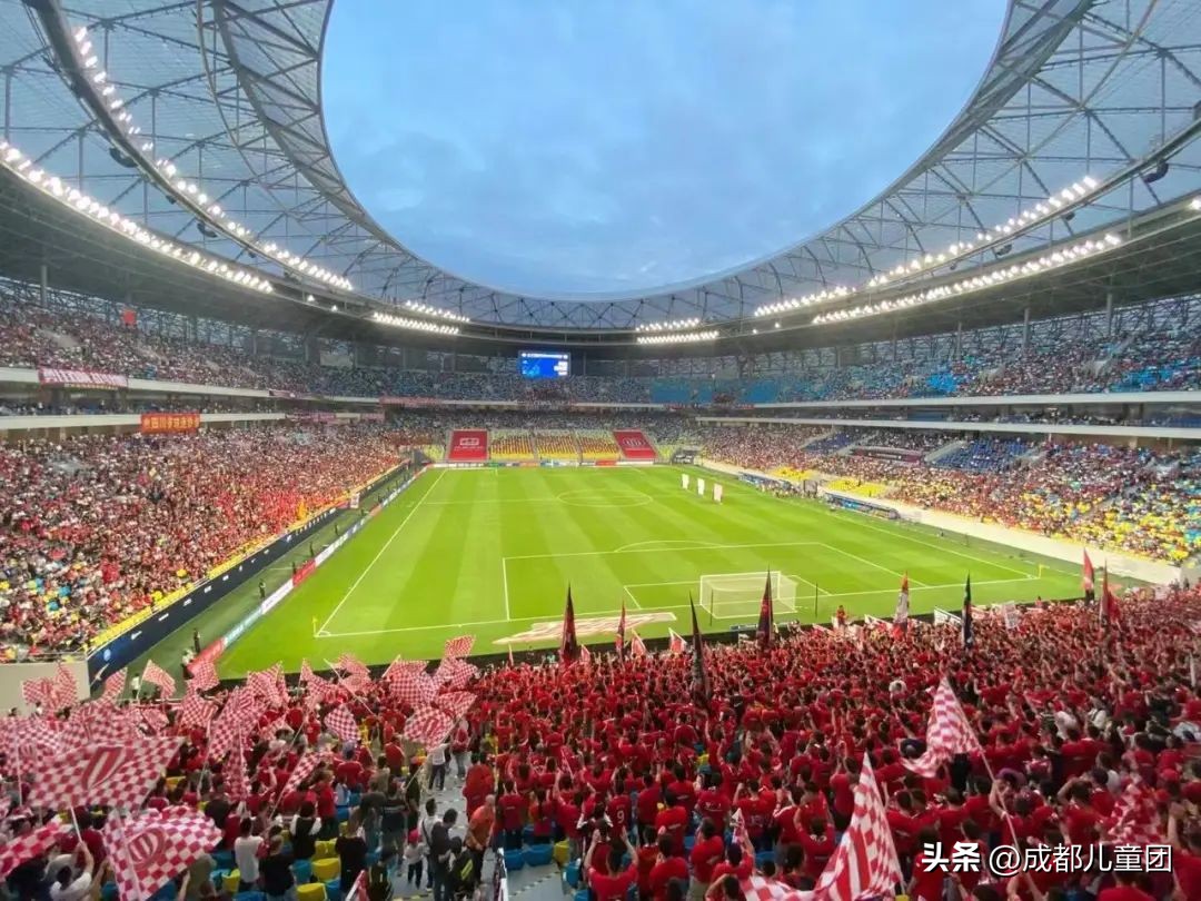 老球迷泪流满面,老球迷已泪流满面