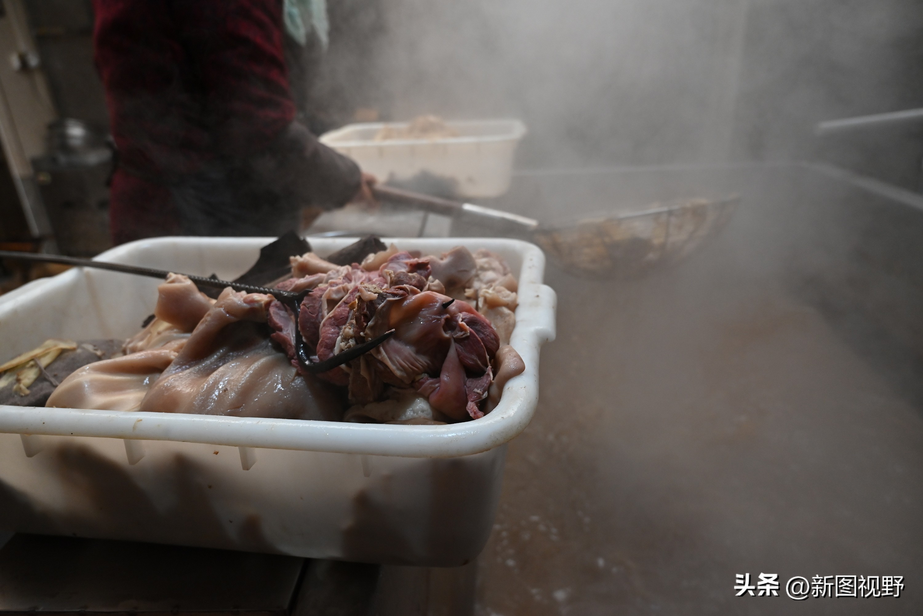 农村夫妻秘制“下酒菜”，4个月卖掉5000多个猪头，进账100多万元