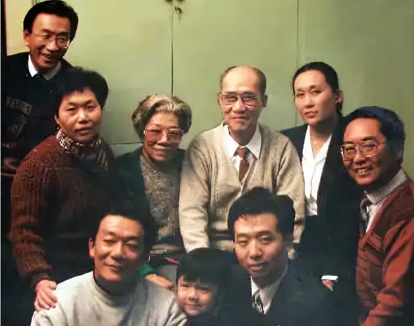 侯震的侯家长子长孙有争议吗,侯震为什么是侯耀文的长子长孙