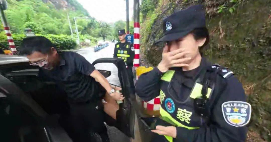 警花误闯缉毒现场,警花撞晕嫌疑人