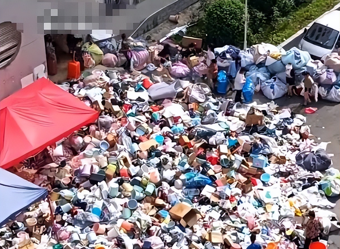 毕业生离校生活用品堆积成山，学弟学妹宿舍“寻宝”，网友：浪费