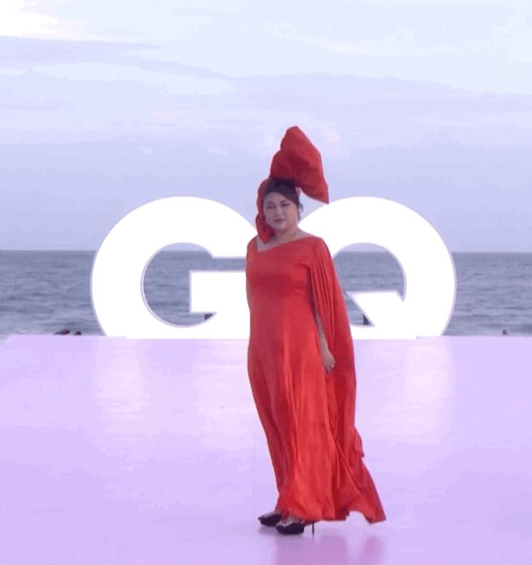 因为肩塌而红毯翻车的女明星,各个女星的红毯穿衣事故