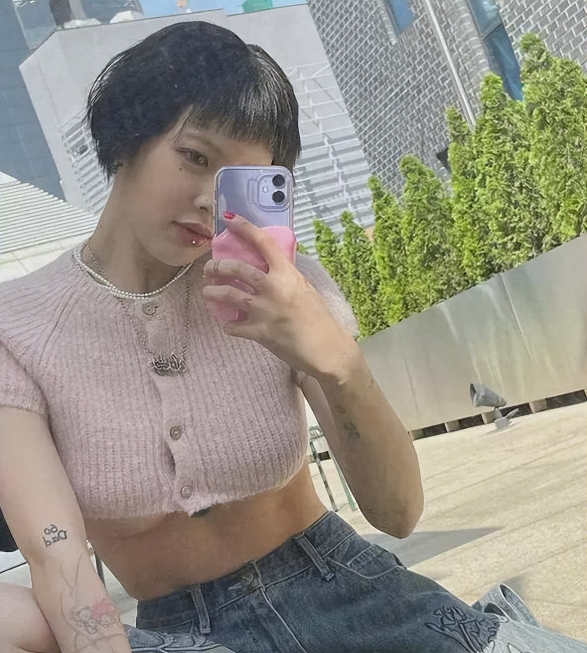 韩国女爱豆着装引争议，衣服盖不住侧乳，网友：是在弘扬传统文化