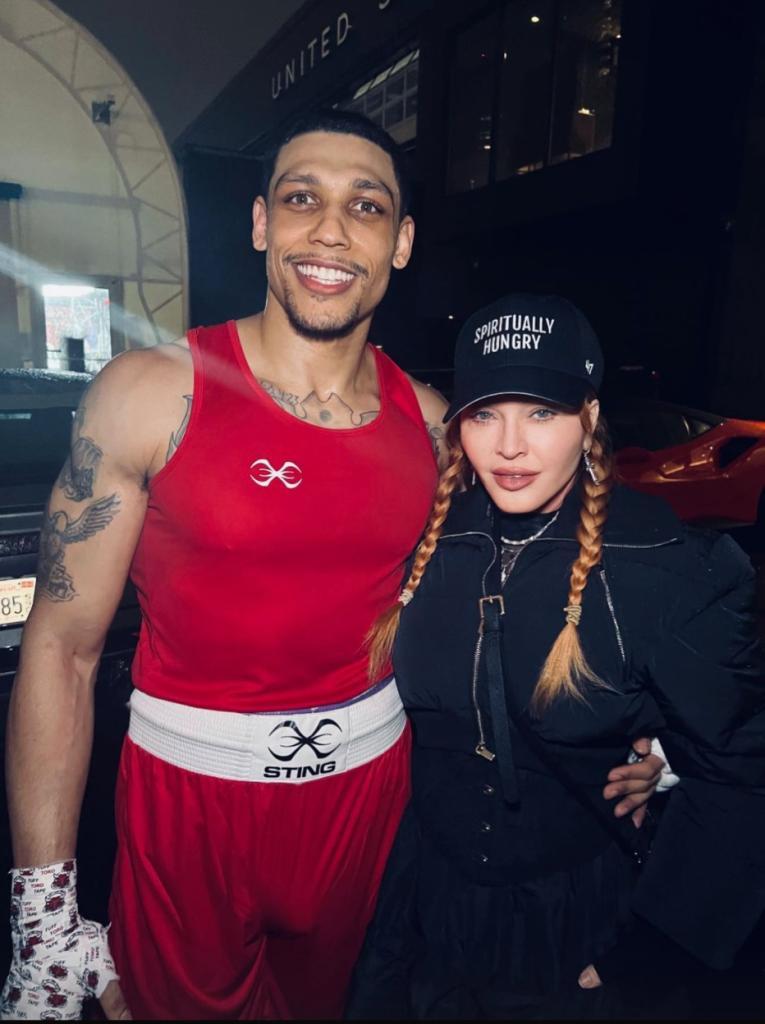 拳击手傍上64岁富婆，身价数十亿，比他大35岁