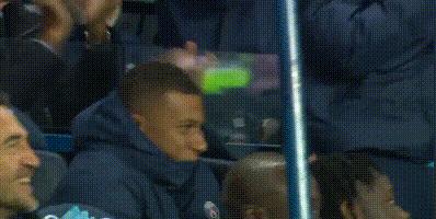 梅西任意球越过c罗头顶,梅西任意球钻过人墙