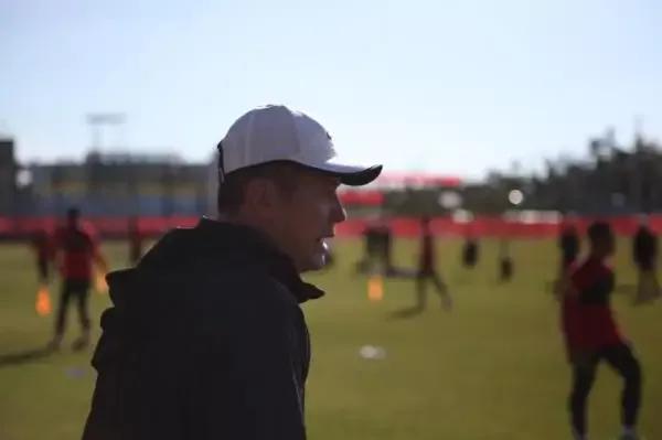 宁缺毋滥，足球报提了八个刻不容缓。不同论调，咱有补充