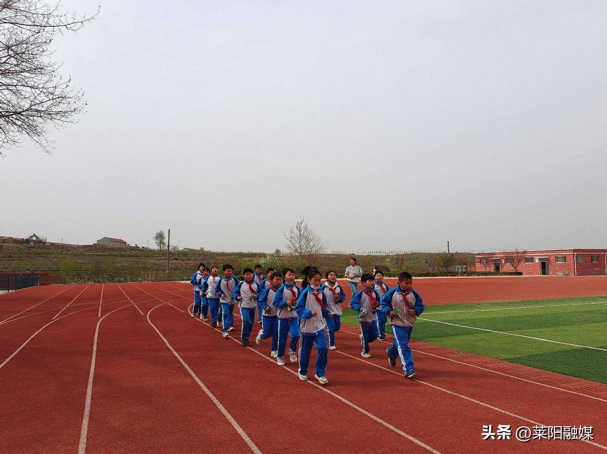运动放飞希望，健康伴我成长莱阳市榆科顶初级中学阳光大课间