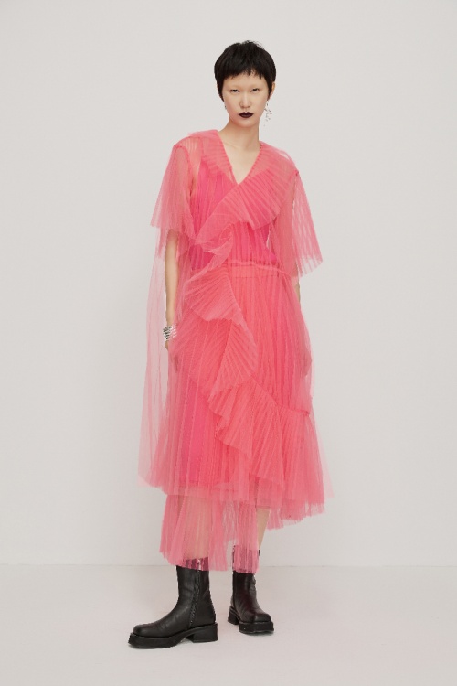 穿上JNBY裙子，来一场都市露营吧