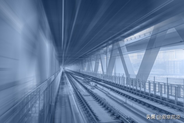 从楼房穿过的轻轨叫什么车,疾驰而过的地铁车头